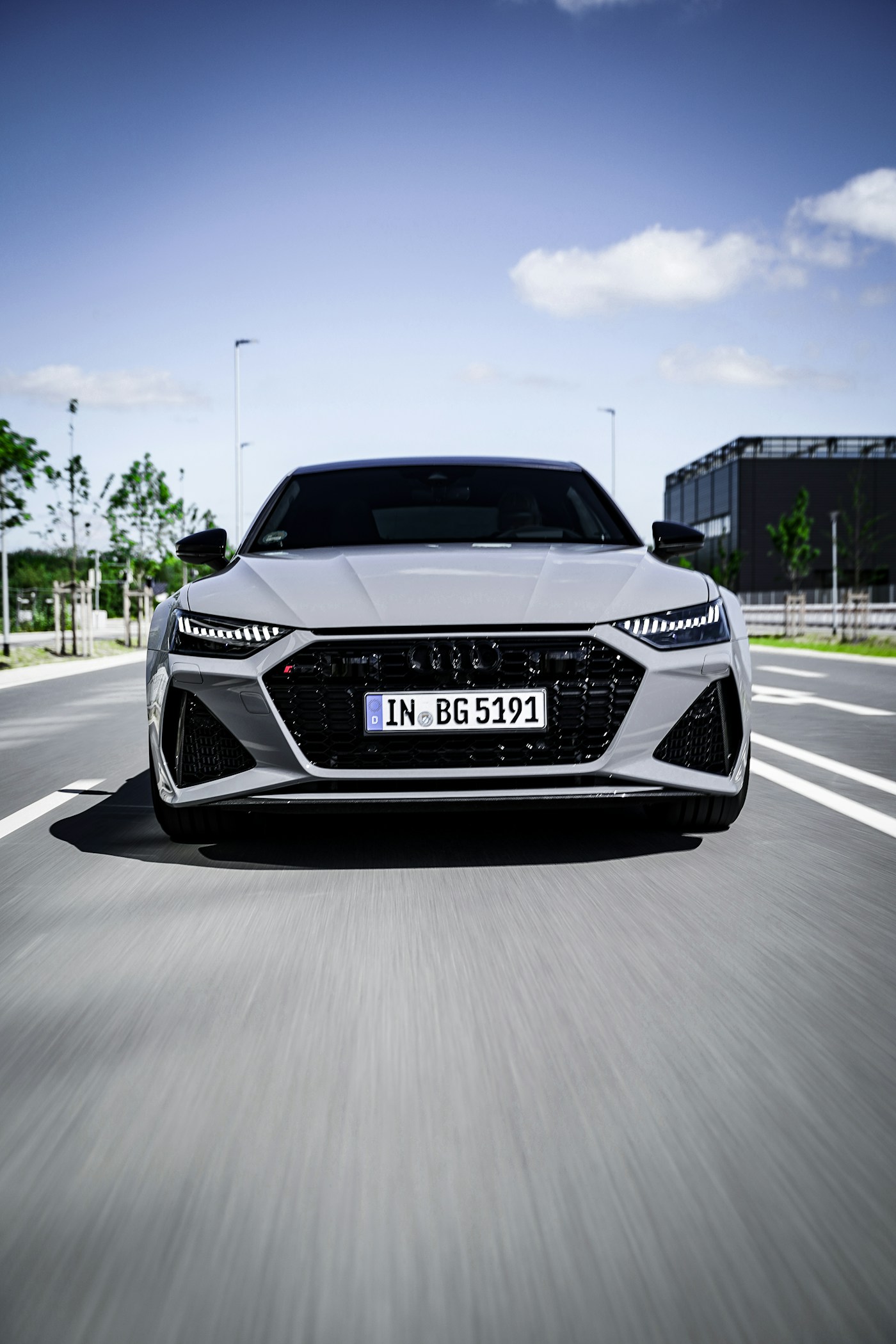 Audi branco em uma rua urbana, imagem ilustrativa